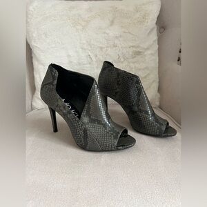 Calvin Klein Natasha Black Gray Faux Snake Peep Toe Heel Sz 9.5